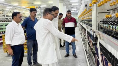 अंबेडकरनगर में डीडीयू-जीकेवाई प्रशिक्षण केंद्र का निरीक्षण करते पूर्व सांसद रितेश पांडेय।