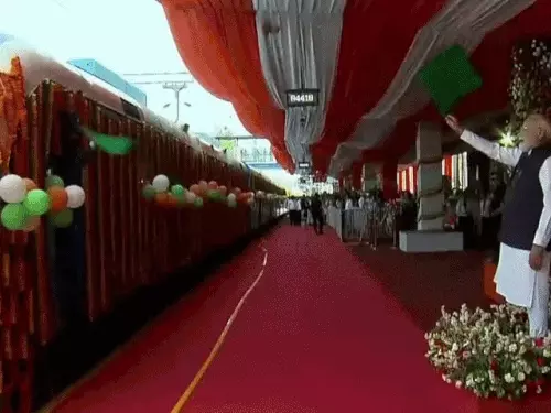 प्रधानमंत्री नरेंद्र मोदी देश की पहली हाइड्रोजन ट्रेन को जींद-सोनीपत रूट पर रवाना करते हुए।