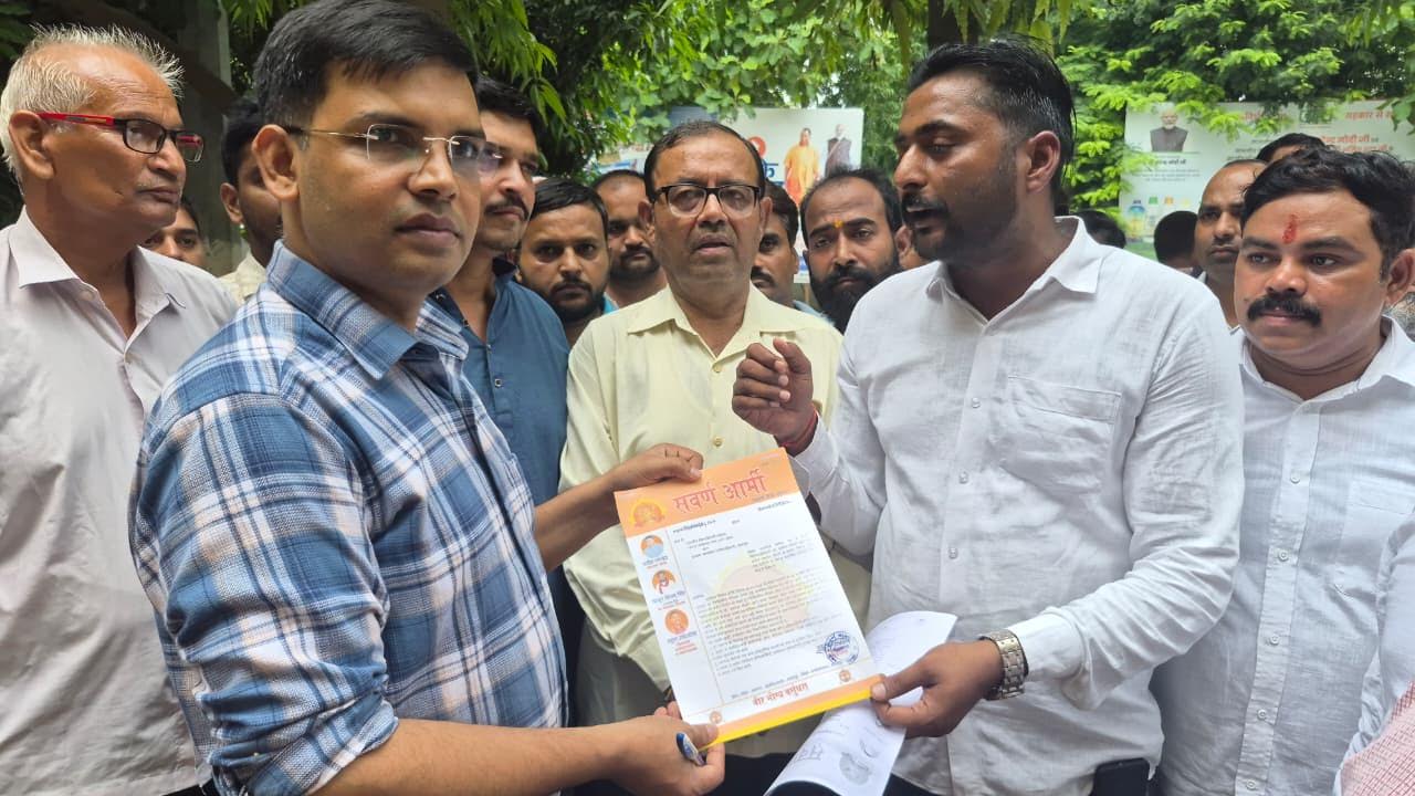 रामनगर मेडिकल प्रकरण को लेकर आलापुर तहसील में ज्ञापन सौंपते सर्वण आर्मी के पदाधिकारी।