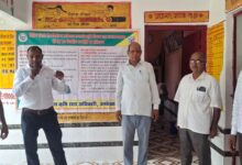 अंबेडकरनगर के उच्च प्राथमिक विद्यालय में संचारी रोग नियंत्रण एवं दिमागी बुखार जागरूकता अभियान के निरीक्षण का दृश्य।