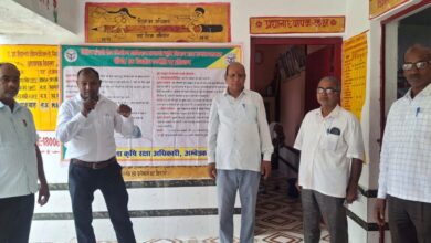 अंबेडकरनगर के उच्च प्राथमिक विद्यालय में संचारी रोग नियंत्रण एवं दिमागी बुखार जागरूकता अभियान के निरीक्षण का दृश्य।