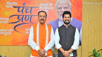 भाजपा नेता विवेक मौर्य और उपमुख्यमंत्री केशव प्रसाद मौर्य की मुलाकात की तस्वीर।