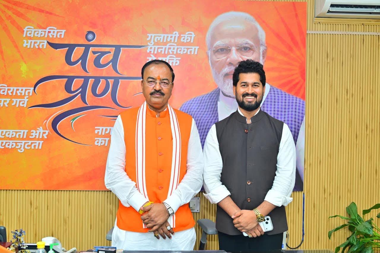 भाजपा नेता विवेक मौर्य और उपमुख्यमंत्री केशव प्रसाद मौर्य की मुलाकात की तस्वीर।