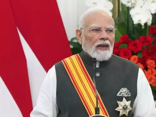जकार्ता में भारत-इंडोनेशिया द्विपक्षीय बैठक के दौरान प्रधानमंत्री नरेंद्र मोदी और राष्ट्रपति प्रबोवो सुबियांतो।