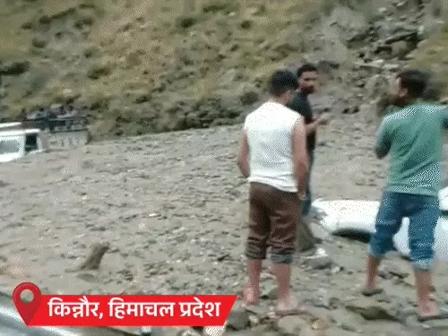 हिमाचल प्रदेश के किन्नौर में भारी बारिश के बाद नेशनल हाईवे पर आया मलबा