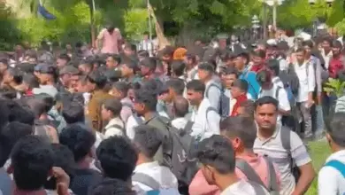 लखनऊ के आईटीआई अलीगंज में मारुति सुजुकी भर्ती अभियान के दौरान रजिस्ट्रेशन के लिए लगी अभ्यर्थियों की लंबी कतार।