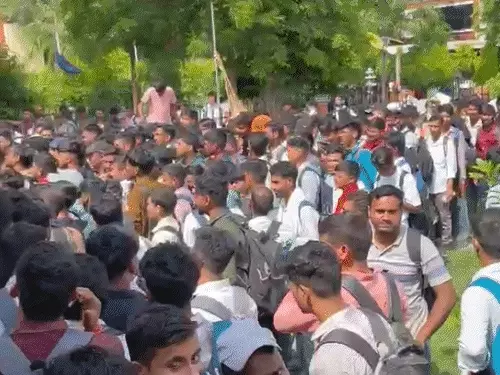 लखनऊ के आईटीआई अलीगंज में मारुति सुजुकी भर्ती अभियान के दौरान रजिस्ट्रेशन के लिए लगी अभ्यर्थियों की लंबी कतार।