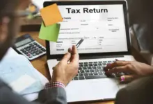लैपटॉप पर इनकम टैक्स रिटर्न (ITR) फाइल करते हुए व्यक्ति की सांकेतिक तस्वीर।