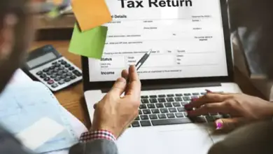 लैपटॉप पर इनकम टैक्स रिटर्न (ITR) फाइल करते हुए व्यक्ति की सांकेतिक तस्वीर।