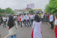 अम्बेडकरनगर में सड़क सुरक्षा जागरूकता अभियान के दौरान नुक्कड़ नाटक प्रस्तुत करते विद्यालय के विद्यार्थी।