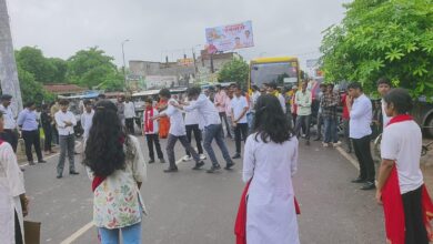 अम्बेडकरनगर में सड़क सुरक्षा जागरूकता अभियान के दौरान नुक्कड़ नाटक प्रस्तुत करते विद्यालय के विद्यार्थी।