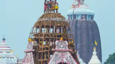 पुरी में भगवान जगन्नाथ की रथयात्रा और श्रद्धालुओं की भारी भीड़।