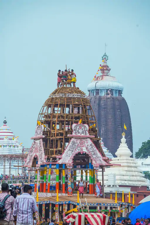 पुरी में भगवान जगन्नाथ की रथयात्रा और श्रद्धालुओं की भारी भीड़।
