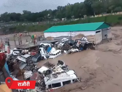 जम्मू-कश्मीर के राजौरी में फ्लैश फ्लड का दृश्य।