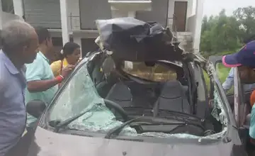अंबेडकरनगर में ट्रैक्टर-ट्रॉली से टकराने के बाद क्षतिग्रस्त कार का सांकेतिक दृश्य।