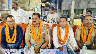 टांडा में आयोजित सम्मान समारोह में पत्रकार फखरे आलम खान और अन्य सम्मानित अतिथियों की प्रतीकात्मक तस्वीर।