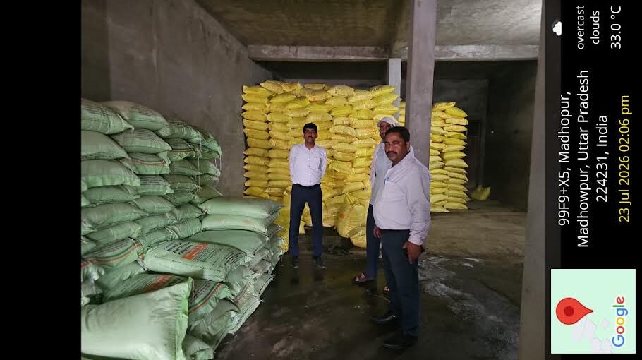 अंबेडकरनगर में उर्वरक दुकानों की जांच के दौरान अभिलेखों और खाद के स्टॉक का निरीक्षण करते कृषि विभाग के अधिकारी।