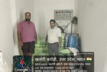 अंबेडकरनगर में उर्वरक प्रतिष्ठान का निरीक्षण करते कृषि विभाग के अधिकारी।