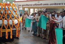 अंबेडकरनगर में 15 दिवसीय सड़क सुरक्षा जागरूकता अभियान का शुभारंभ करते हुए जिलाधिकारी ईशा प्रिया और जागरूकता वाहन।