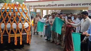 अंबेडकरनगर में 15 दिवसीय सड़क सुरक्षा जागरूकता अभियान का शुभारंभ करते हुए जिलाधिकारी ईशा प्रिया और जागरूकता वाहन।