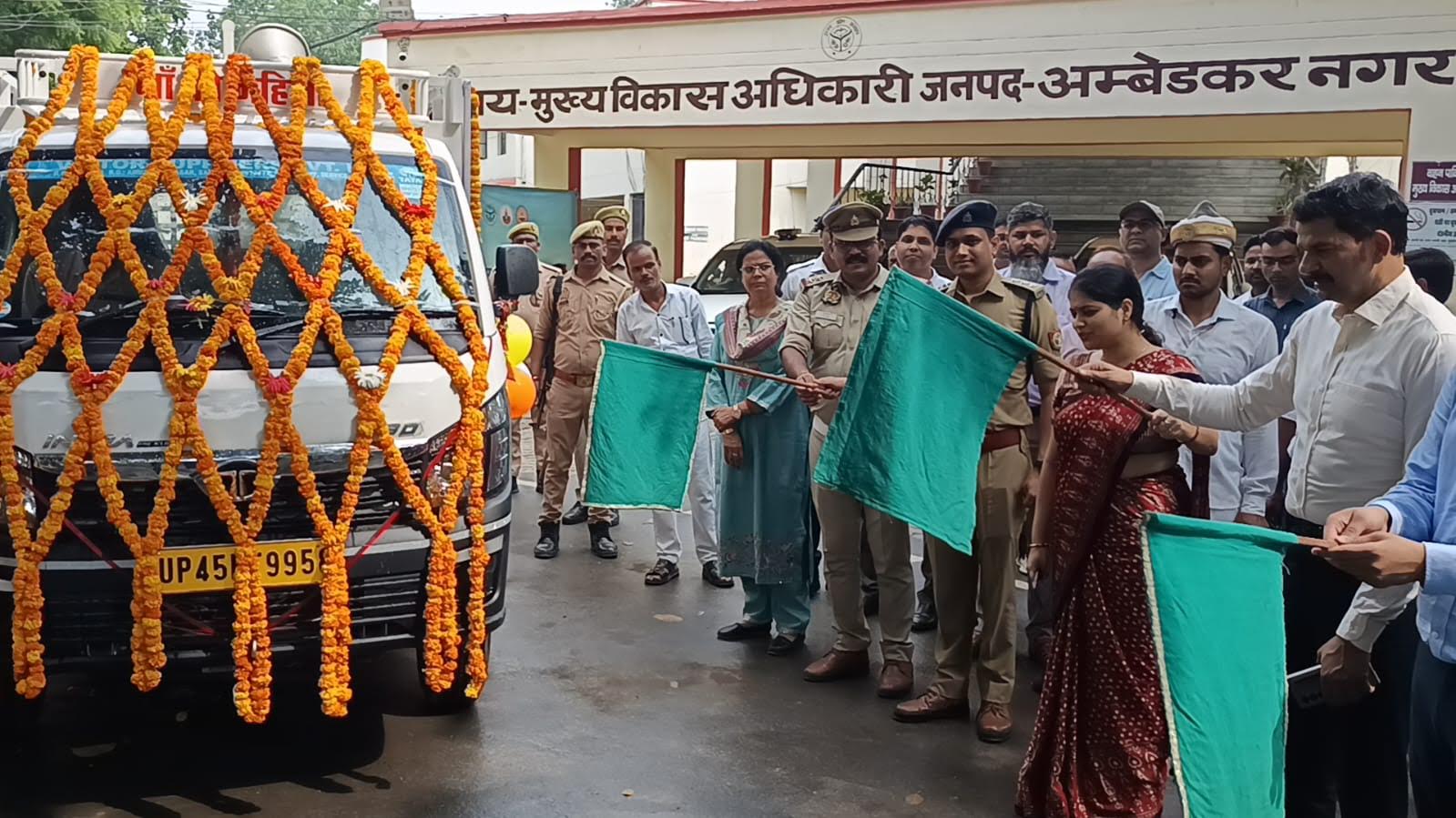 अंबेडकरनगर में 15 दिवसीय सड़क सुरक्षा जागरूकता अभियान का शुभारंभ करते हुए जिलाधिकारी ईशा प्रिया और जागरूकता वाहन।