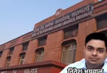 वाराणसी में रेलवे के वरिष्ठ अधिकारी के खिलाफ रिश्वत मामले में छापेमारी करती CBI टीम।