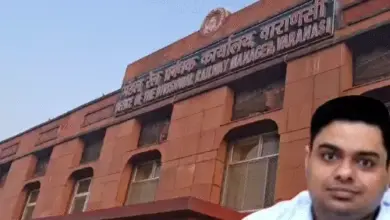 वाराणसी में रेलवे के वरिष्ठ अधिकारी के खिलाफ रिश्वत मामले में छापेमारी करती CBI टीम।