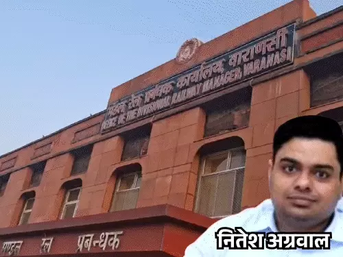 वाराणसी में रेलवे के वरिष्ठ अधिकारी के खिलाफ रिश्वत मामले में छापेमारी करती CBI टीम।