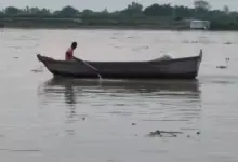 कानपुर के शुक्लागंज क्षेत्र में बढ़े जलस्तर के साथ बहती गंगा नदी।