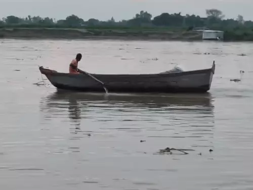 कानपुर के शुक्लागंज क्षेत्र में बढ़े जलस्तर के साथ बहती गंगा नदी।
