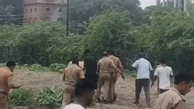 कानपुर में रेलवे ट्रैक किनारे जांच करती पुलिस का सांकेतिक चित्र।