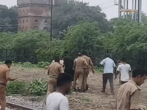 कानपुर में रेलवे ट्रैक किनारे जांच करती पुलिस का सांकेतिक चित्र।
