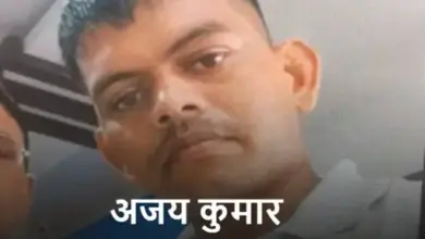 कानपुर के सचेंडी में डंपर से टकराने के बाद क्षतिग्रस्त कार और मौके पर मौजूद पुलिस टीम।