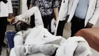 कानपुर के महाराजपुर थाने के बाहर आत्मदाह का प्रयास करने वाले युवक को बचाते पुलिसकर्मी।