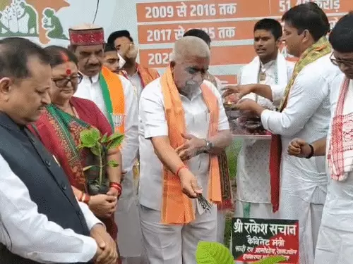 सीएसए कानपुर में वृहद वृक्षारोपण महाअभियान के तहत पौधरोपण का दृश्य।