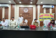 अंबेडकरनगर के भीटी तहसील में आयोजित संपूर्ण समाधान दिवस में फरियादियों की शिकायतें सुनते डीएम और एसपी।