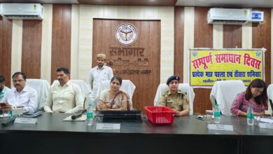 अंबेडकरनगर के भीटी तहसील में आयोजित संपूर्ण समाधान दिवस में फरियादियों की शिकायतें सुनते डीएम और एसपी।