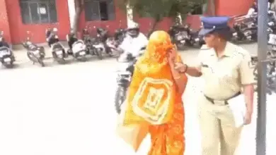 कर्नाटक के चिक्कबल्लापुर कोर्ट में कथित काला जादू के मामले में गिरफ्तार महिला।