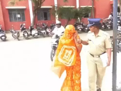 कर्नाटक के चिक्कबल्लापुर कोर्ट में कथित काला जादू के मामले में गिरफ्तार महिला।