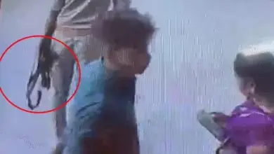 वाराणसी में काशी विश्वनाथ मंदिर के वीआईपी गेट पर पीएसी जवान की कार्बाइन से हुई फायरिंग के बाद पुलिस जांच करती हुई।