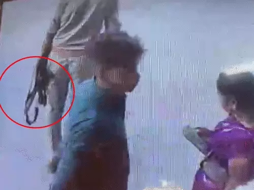 वाराणसी में काशी विश्वनाथ मंदिर के वीआईपी गेट पर पीएसी जवान की कार्बाइन से हुई फायरिंग के बाद पुलिस जांच करती हुई।