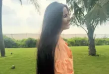 जन्मदिन सेलिब्रेशन के दौरान पति विक्की कौशल के साथ मुस्कुराती हुई अभिनेत्री कटरीना कैफ।