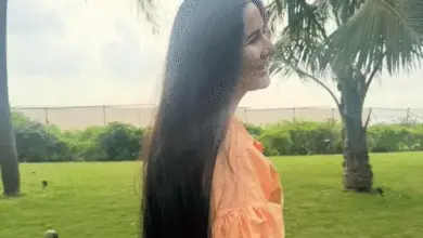 जन्मदिन सेलिब्रेशन के दौरान पति विक्की कौशल के साथ मुस्कुराती हुई अभिनेत्री कटरीना कैफ।