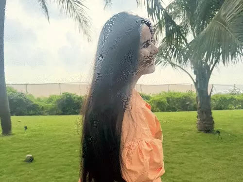 जन्मदिन सेलिब्रेशन के दौरान पति विक्की कौशल के साथ मुस्कुराती हुई अभिनेत्री कटरीना कैफ।
