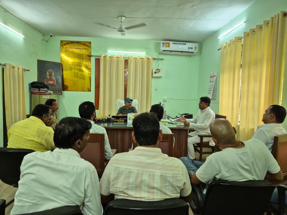 अंबेडकरनगर में कांवड़ यात्रा को लेकर आयोजित परिवहन विभाग और ट्रांसपोर्टरों की बैठक।