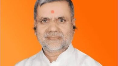 अंबेडकरनगर संयुक्त जिला चिकित्सालय में वित्तीय अनियमितता की जांच करती प्रशासनिक टीम