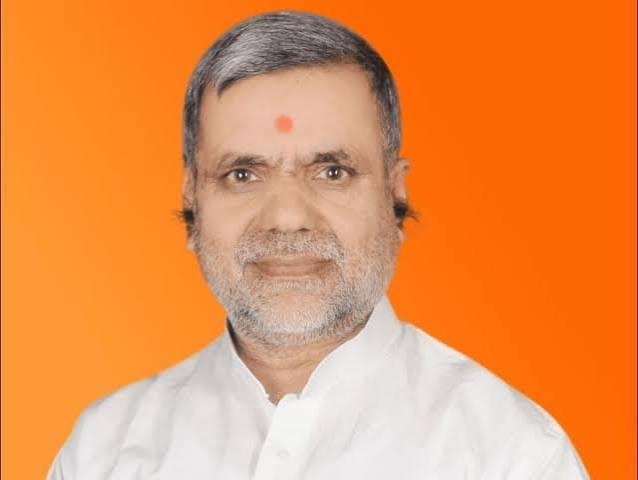 अंबेडकरनगर संयुक्त जिला चिकित्सालय में वित्तीय अनियमितता की जांच करती प्रशासनिक टीम