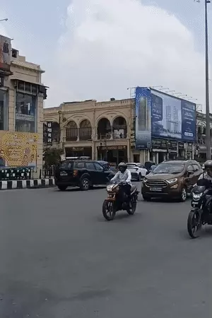 लखनऊ में उमस और गर्मी के बीच हुई बारिश के दौरान मौसम का बदलता हुआ दृश्य।