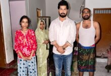 अंबेडकरनगर की छात्रा नंदिनी प्रजापति को शिक्षा सहायता प्रदान करते सामाजिक कार्यकर्ता।