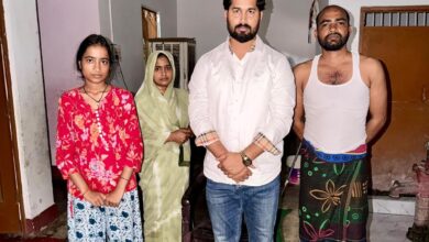 अंबेडकरनगर की छात्रा नंदिनी प्रजापति को शिक्षा सहायता प्रदान करते सामाजिक कार्यकर्ता।